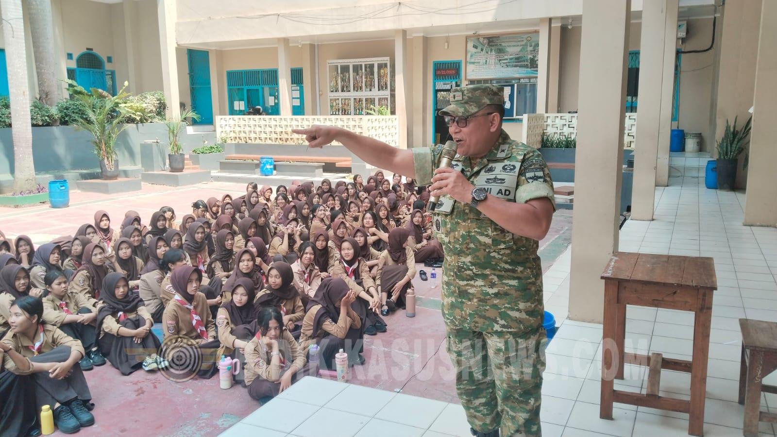 Babinsa Tanjung Senang Berikan Materi Wawasan Kebangsaan dan Disiplin kepada 300 Siswa SMK Gajahmada Bandar Lampung