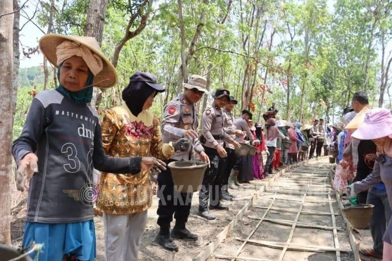 Sinergi Polisi dan Warga, Polres Kuningan Turun Tangan Bantu Pembangunan Jalan Antar Desa di Ciniru dan Maleber