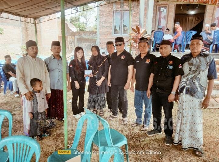 Squad Nusantara DPC Jepara Berduka, Eko Basuki dan Riana Shofa Serahkan Santunan kepada Istri Almarhum Gunanto