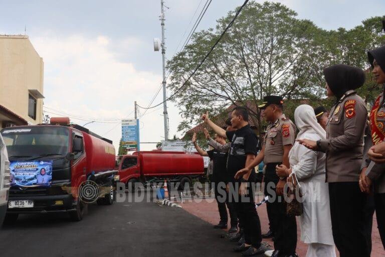 Gandeng PDAM, Wakapolres Majalengka Lepas 10 Tangki Bantuan Air Bersih Bagi Warga 3 Kecamatan
