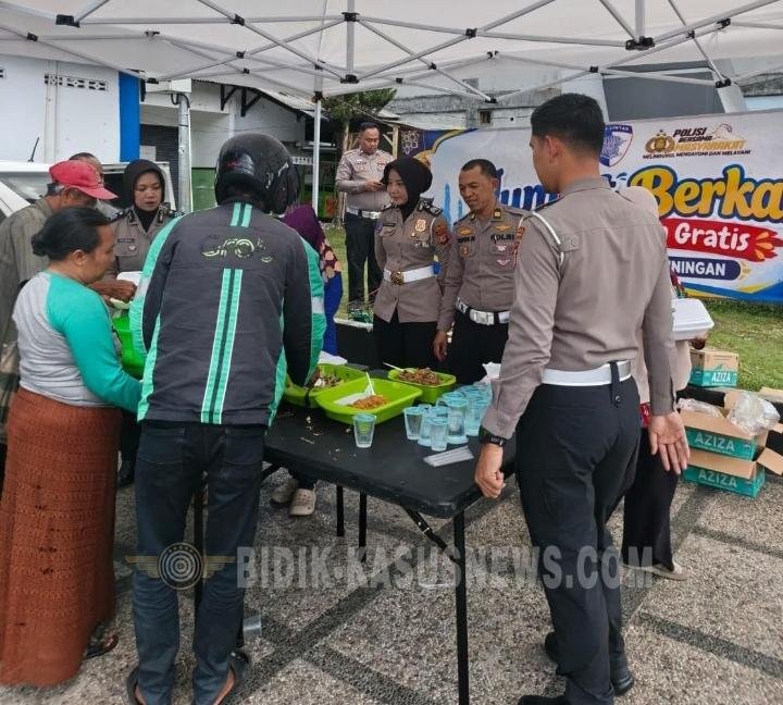 Jumat Berkah, Satlantas Polres Kuningan Berbagi Makanan Gratis kepada Ojol dan Pedagang Keliling