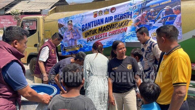 Polresta Cirebon Salurkan 18.000 Liter Air Bersih untuk Warga Palimanan Barat