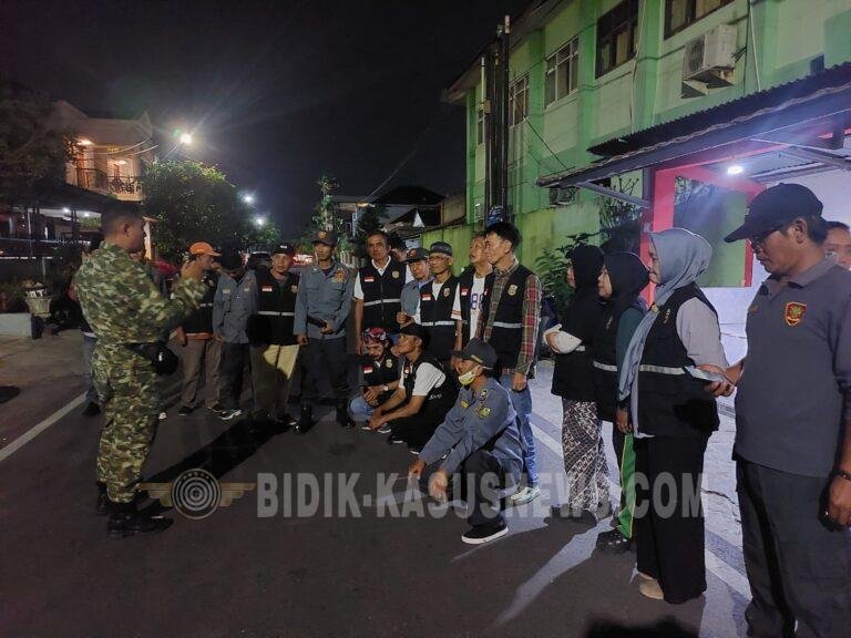 Cegah Tawuran dan Curanmor, Babinsa Bersama Warga Pahoman Gelar Patroli Siskamling Malam Hari