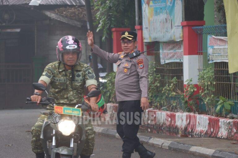 Humanis dan Peduli, Kapolres HSU Turun Langsung Atur Lalu Lintas di Depan SDN Murung Sari 1