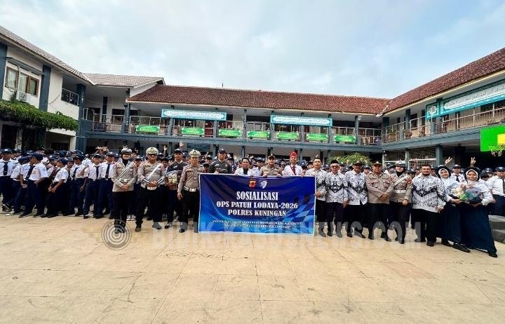 Tanamkan Disiplin Berlalu Lintas Sejak Dini, Wakapolres Kuningan Bersama Kanit Regident dan Jajaran Satlantas Edukasi Pelajar SMPN 2 Kuningan