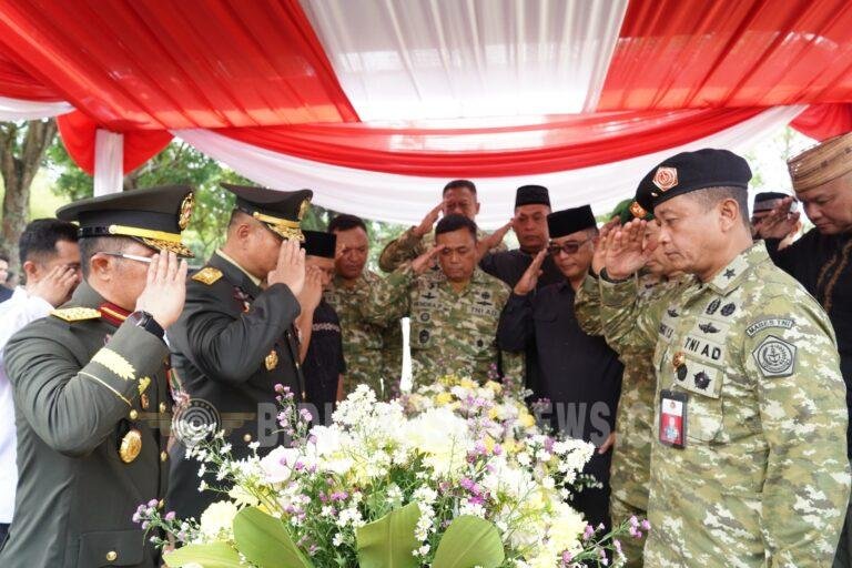 AKHIR PENGABDIAN SANG JENDERAL, BRIGJEN TNI (PURN) SOEMARNO MS DIMAKAMKAN DENGAN UPACARA KEBESARAN MILITER